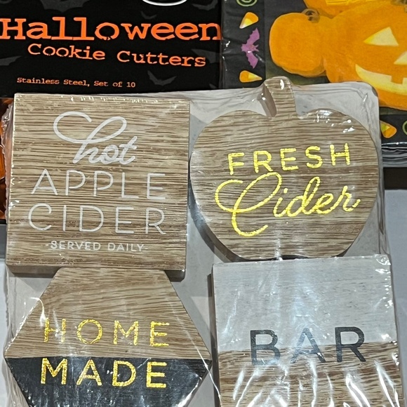 Halloween Bundle 10 Cookie Cutters 4 Wooden Decorations and 18 Fun Napkins NWT - Picture 7 of 8